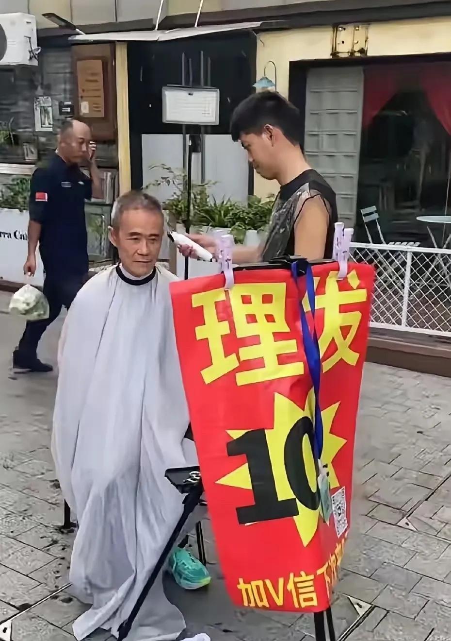 反差拉满！75岁王石深夜刷屏，一碗26元牛肉面、10元路边理发，打破大佬消费固有