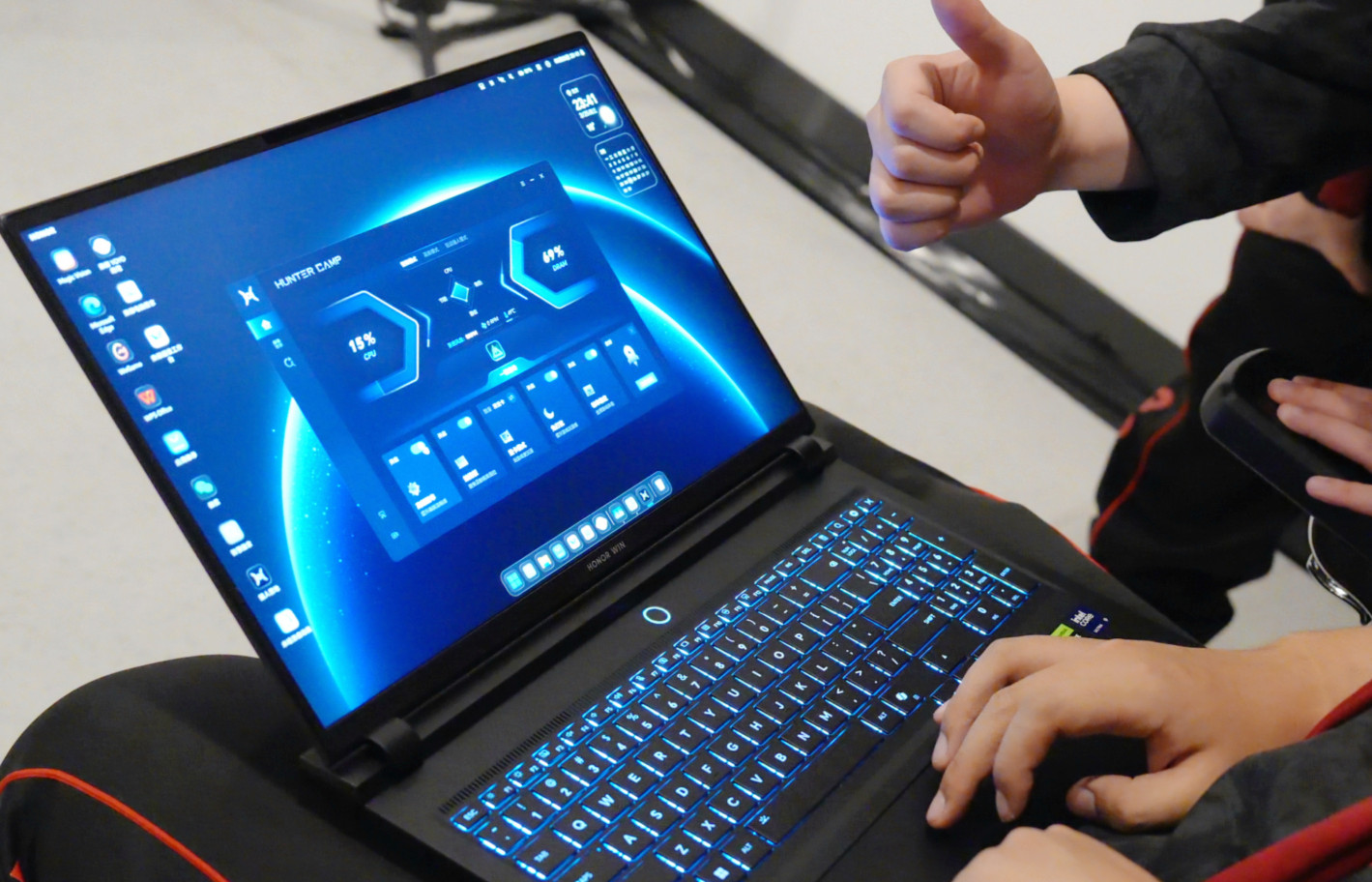 可以看到荣耀WIN游戏本真机了，细节挺多，发光的logo设计、HonorWIN