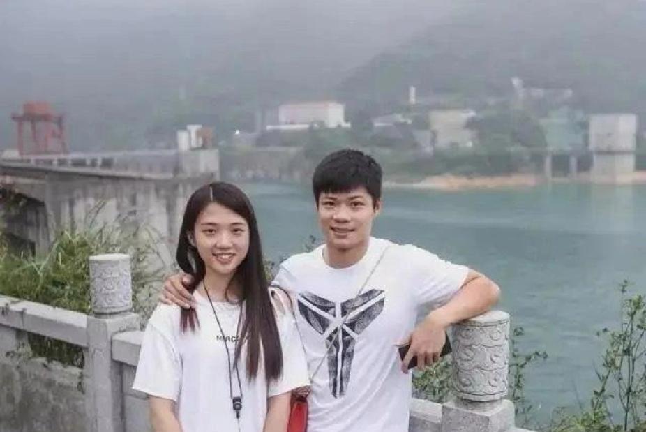 。旧照里的青春模样，不仅记录了两人的成长，更藏着爱情最纯粹长久的样子。