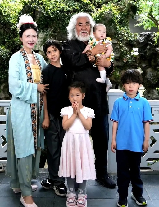 妈呀我刚知道张纪中有这么多小孩，还好奇里面有个长得不像中国人呢，原来是因为那是他