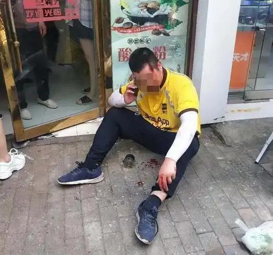 外卖小哥被暴打轻伤一级，获赔32万。近日，广东省清远市中级人民法院公布一案例，