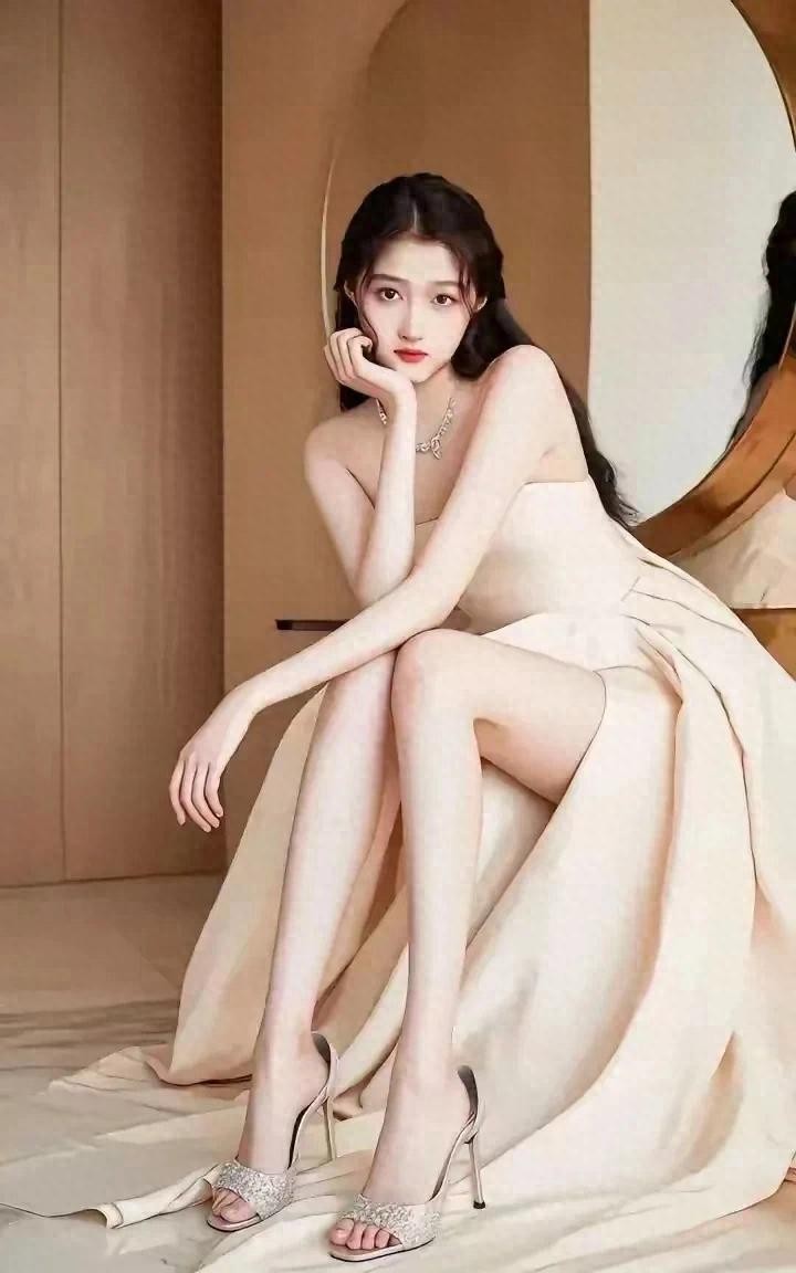 女王的模样，性感关晓彤。