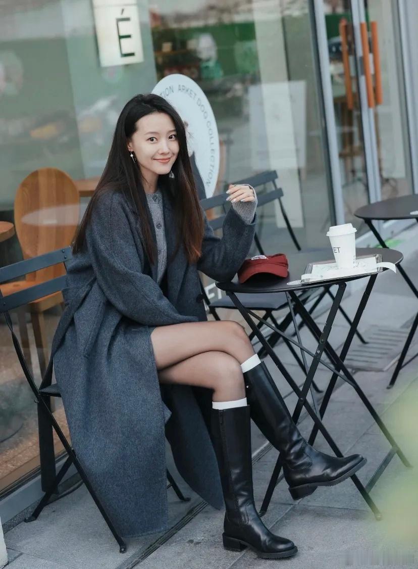 “大衣+长靴”今年冬天最火的穿搭，时髦好看又显高潮流穿搭
