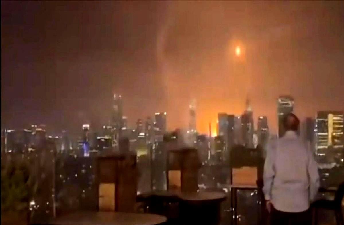 .以色列从来没受过这么大打击，平时都是他打别人，别人打过来的导弹都被拦截在空中爆
