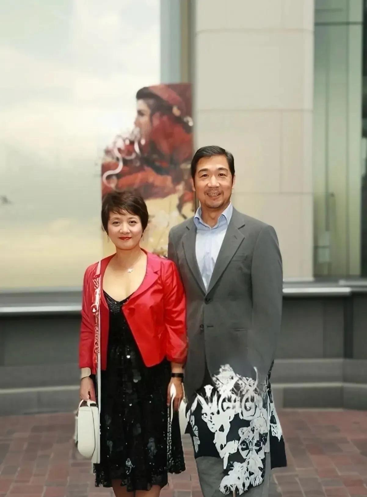 邓婕和张国立两口子，好恩爱的一对夫妻啊！一看就感情很好，两口子越看越有夫妻相，邓