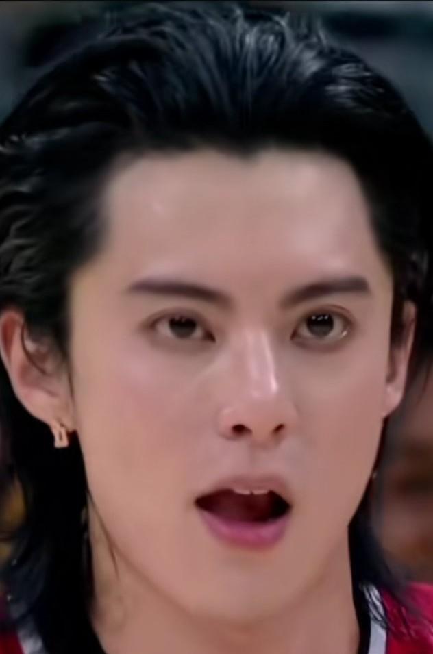 没想到王鹤棣的五官竟然那么标致，这也太帅了吧，这是他在蓝球场上的照片，足够真实和