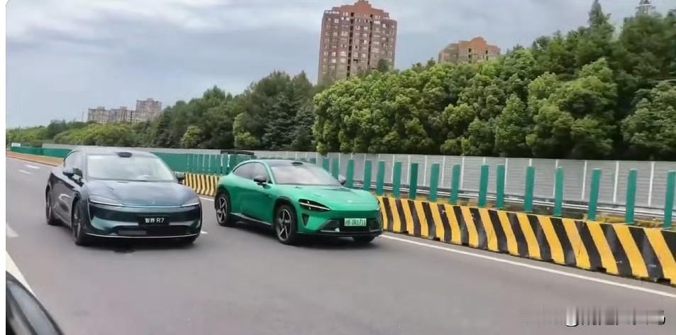 小米YU7和智界新R7两个绿，我更喜欢智界这个，含蓄一点，不那么张扬​。鸿蒙5