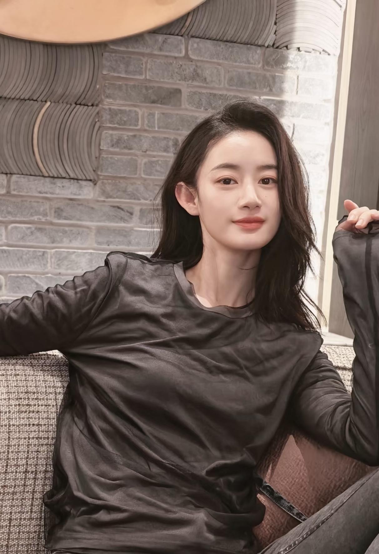 郭晓婷又把主角演成了背景板。这次在《纯真年代》，她和王天辰那条副线，让多少人直