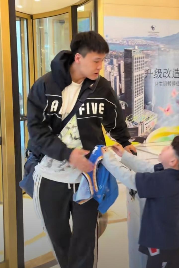赵睿拒绝给7岁小球迷签名这事上热搜，被网友说耍大牌！一个才七岁的小球迷，拿着球衣