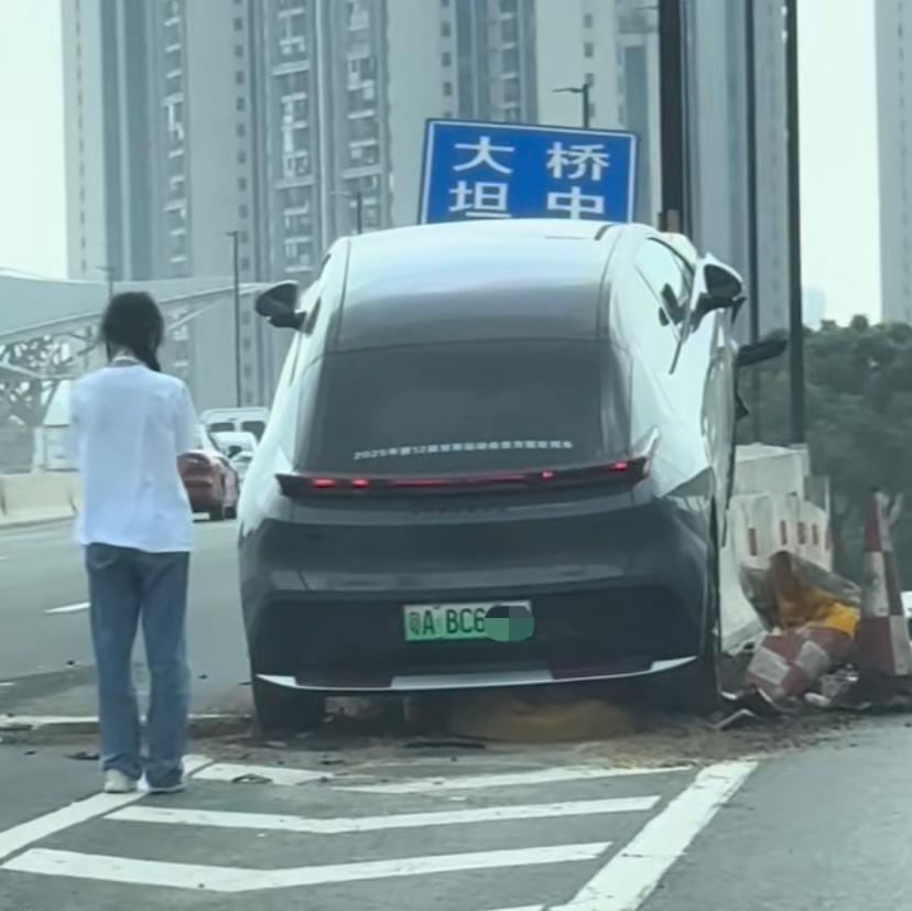 6月10日（发布）广州一新能源试驾车，高架桥上分叉路口处撞破防撞桶，骑上护栏。现