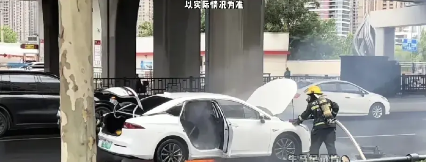这个操作消防员都懵了！能源车刚街起火，消防员刚灭完之后，就有专业人员上来扣车标了