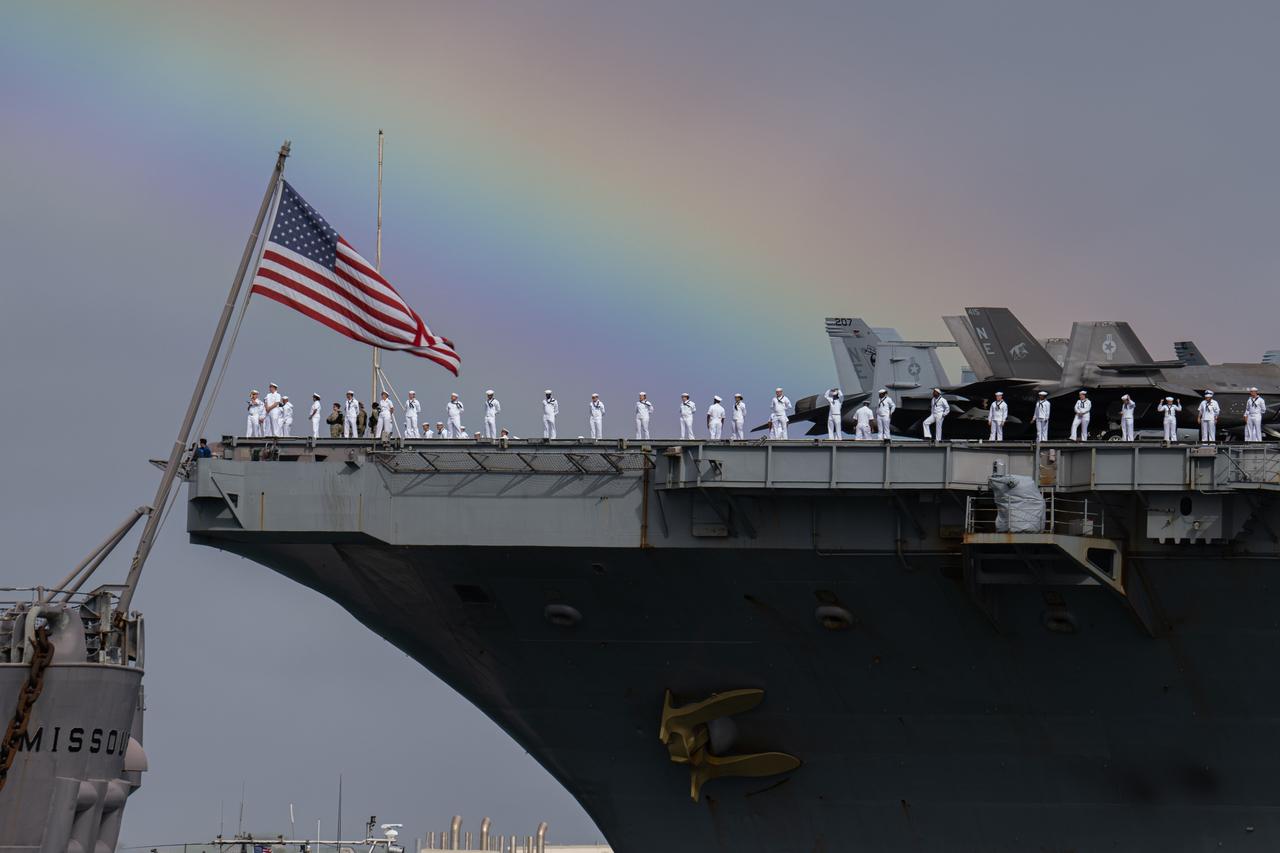 打个伊朗要三个航母战斗群，是来换被打残林肯的，需要修整。美第三个航母打击群据称准
