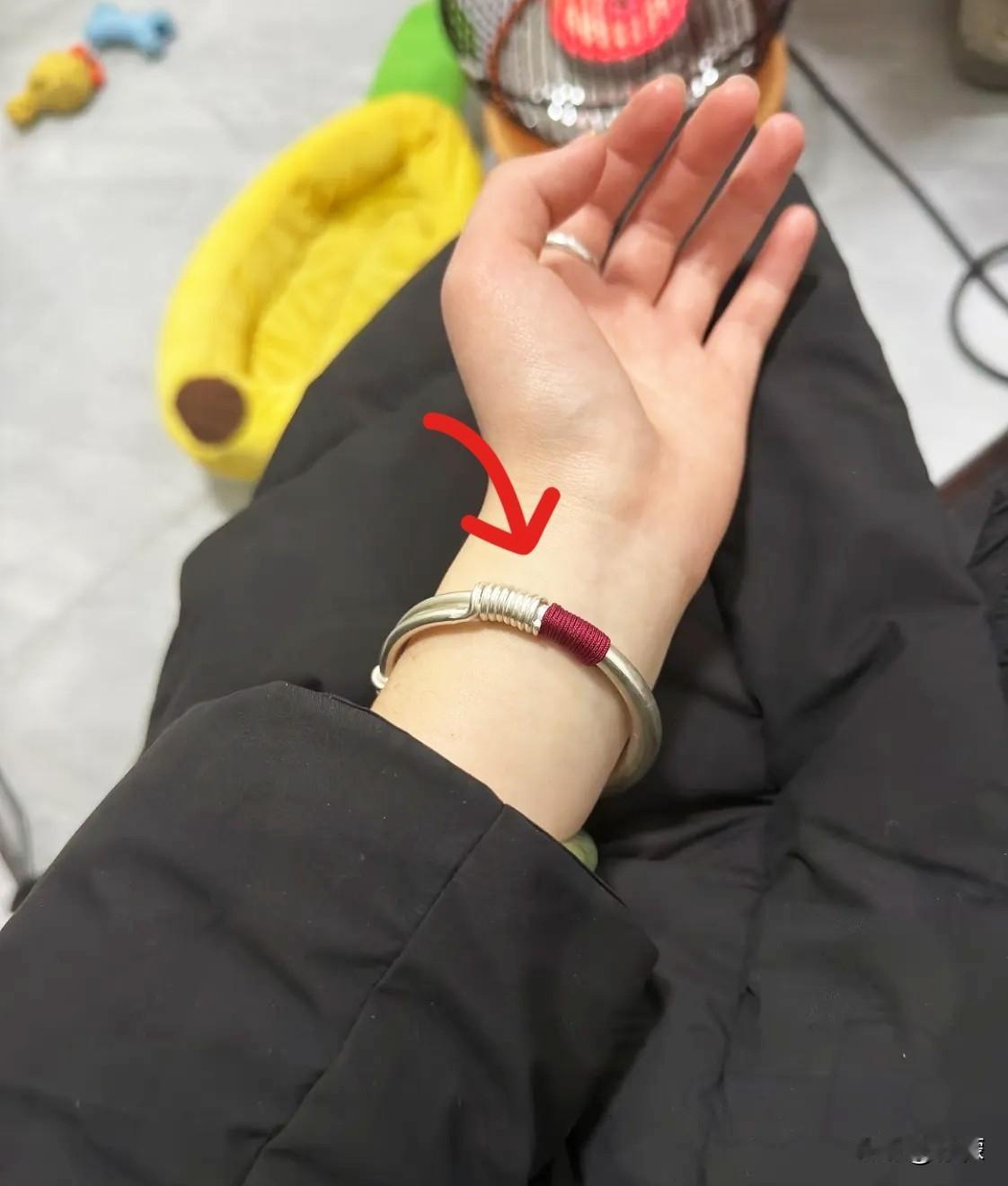 一夜之间，银镯子已经贵到让人望而却步！1月4日逛银店时彻底被惊到，一只68克