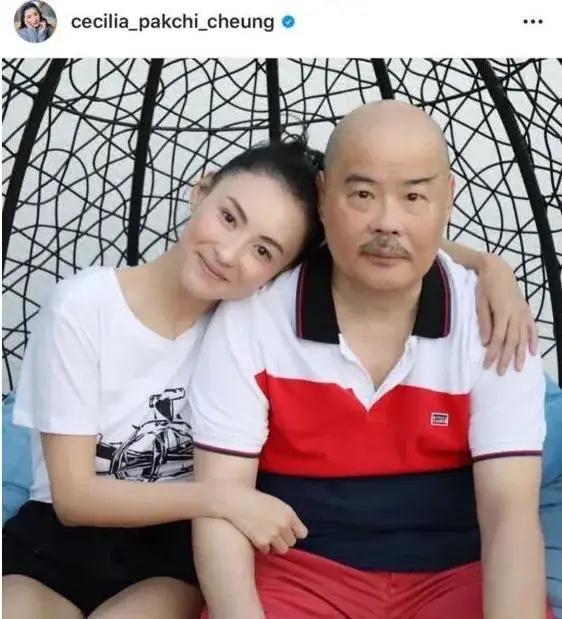 张柏芝的父亲张仁勇高大威猛，他与谢贤曾是儿女亲家。其父亲张仁勇因有一个相貌相