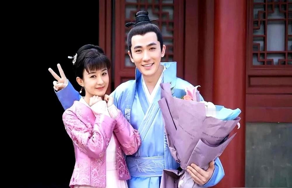 冯绍峰在发布会上指着朱一龙说：“你长得好像梁朝伟。”换作别人，早把“小梁朝伟”的通稿发满全网了。朱一