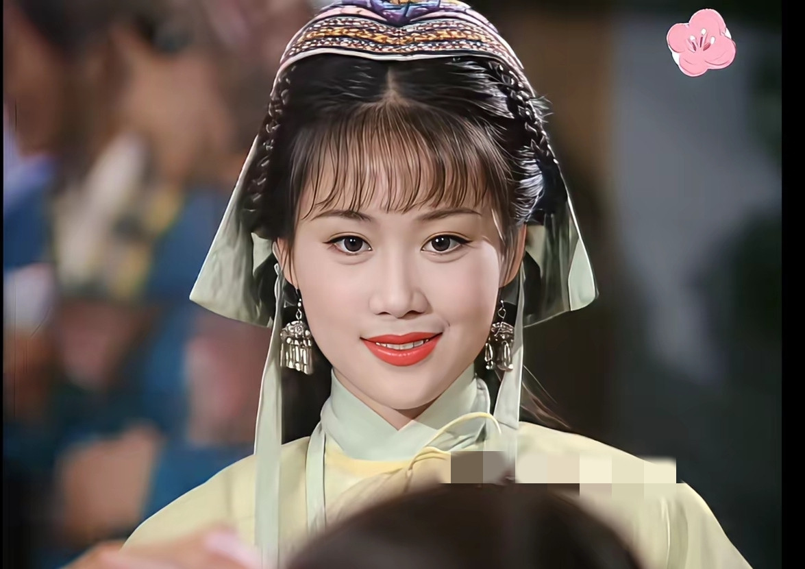 不少人发现蓝盈莹和梁小冰眉眼很相像，可大家公认梁小冰是古典美人。差别就在气质！梁小冰嘴角上扬，温婉楚