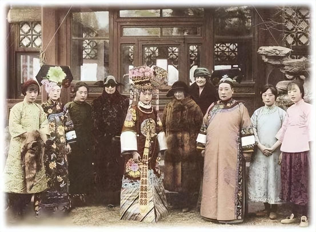 1932年春，日本宪兵闯入天津张园，逼唐怡莹签下离婚协议，她却抡起砚台砸向对方的