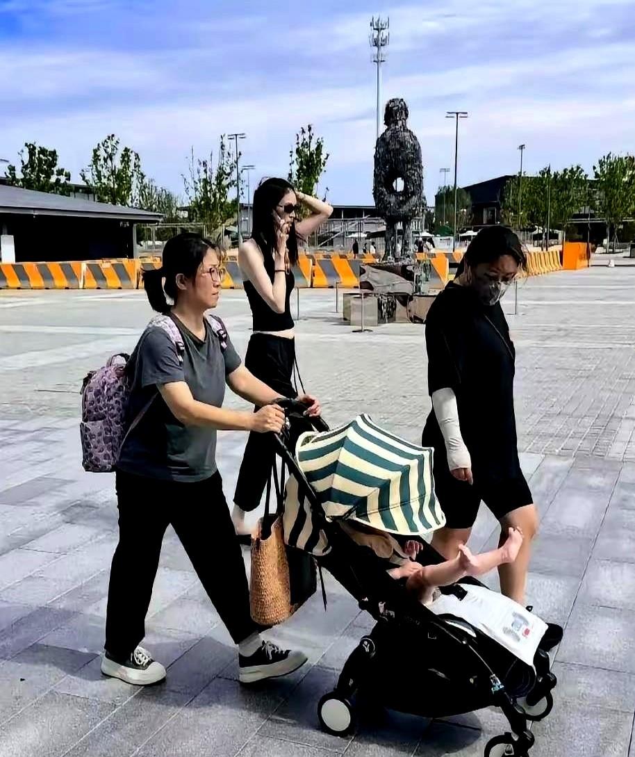 要是换成你阿那亚海边，超模何穗推着婴儿车，旁边跟着两个保姆，10个月大的儿子