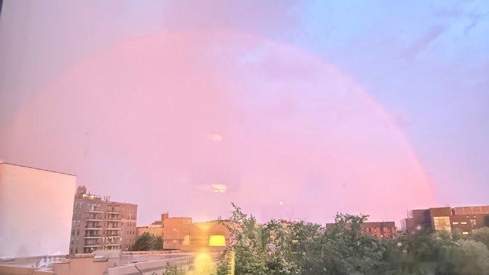 纽约的天空也在祝霉霉新婚快乐今天的纽约天空真的赢麻了，这份限定版浪漫谁看了不心