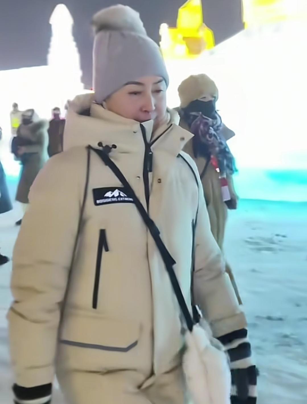 这两天，何超琼女士来哈尔滨了，在这么冷的天气里，到户外走动要穿的特别厚。何超