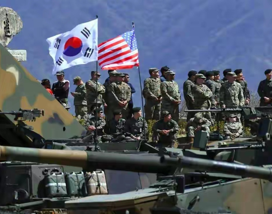 韩国人这下要尴尬死了，去年他们还在韩国的军事论坛上吵吵，如果进攻西邻，韩军从哪里登陆才好。后来韩国军