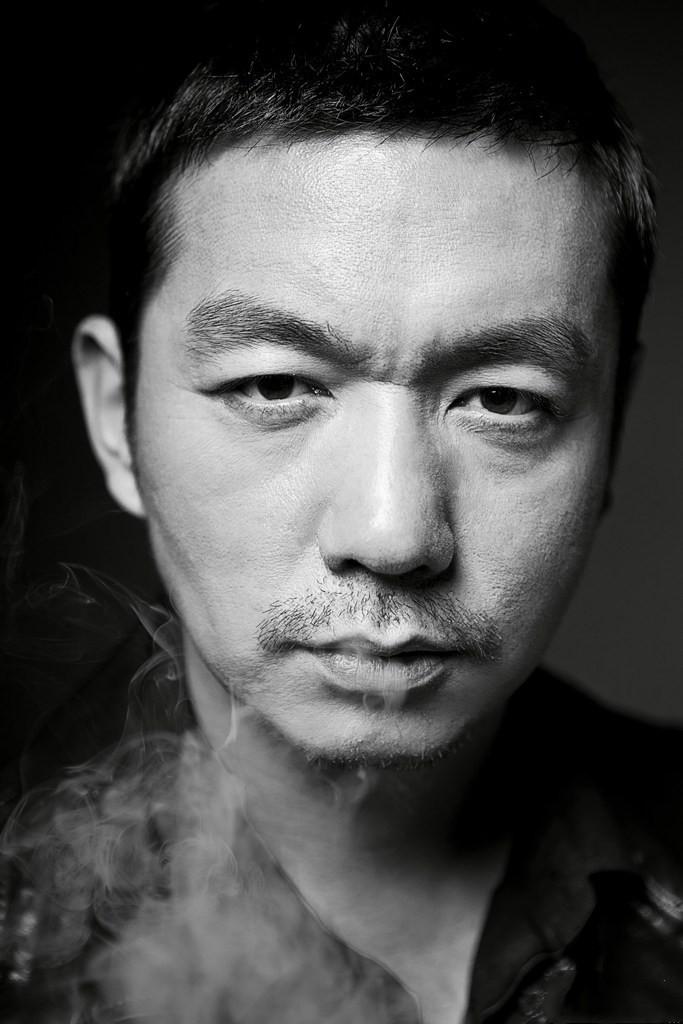 北影学生邢佳栋，因为替女同学出头打架，被开除了。就这一下子，前程断了。开除后，他