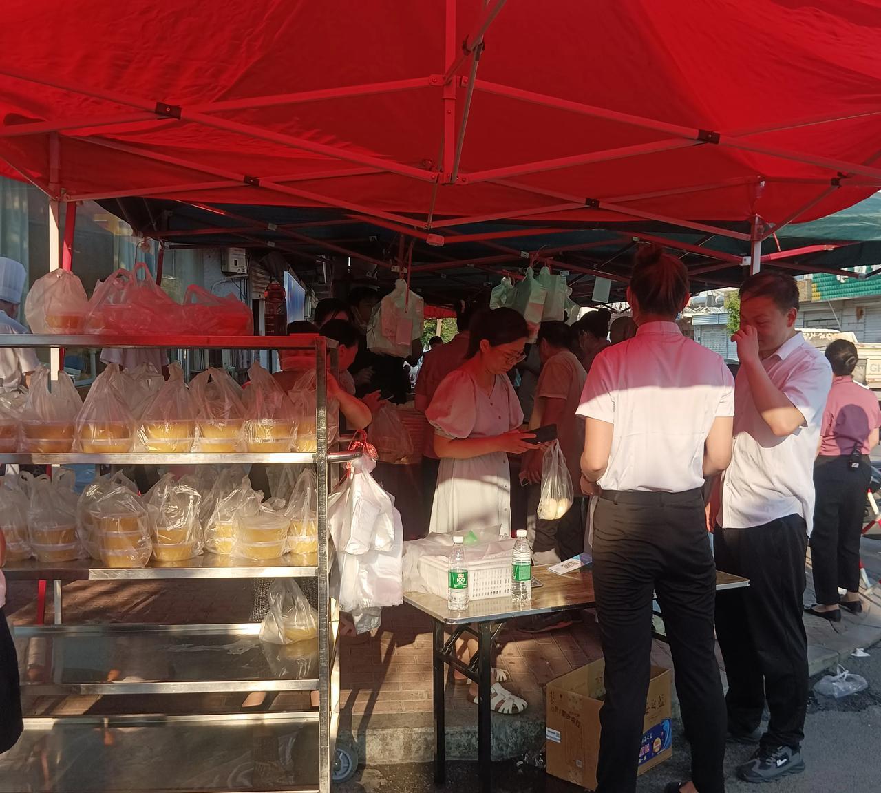 太好吃了！昨天下午我也去跟风了！现在的大酒店都在门口摆摊了，高档菜卖出了平民老百