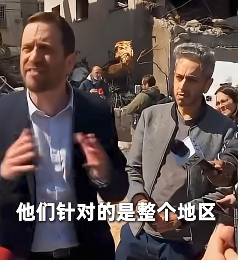 这场景确实有点尴尬，当以色列外交部发言人奥伦，带着一众记者，来到一处伊朗导弹爆炸