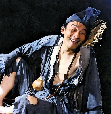 济公在灵隐寺疯疯癫癫过了一百年，临圆寂前，方丈忍不住问他：你到底为什么装疯？