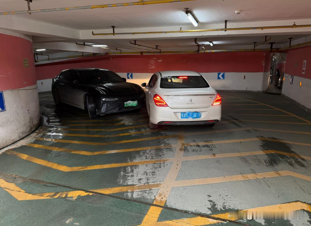又等到有缘人，也算给他一个教训。白车压着道路中心线进地库，占到我出地库的道了，
