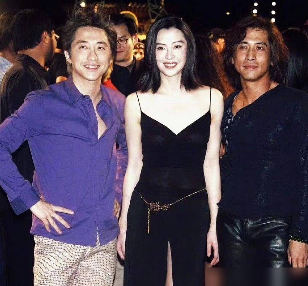 王祖贤还笑着挽他走红毯，准备办婚礼，那边前女友已经抱着14岁的儿子，拿着DNA报