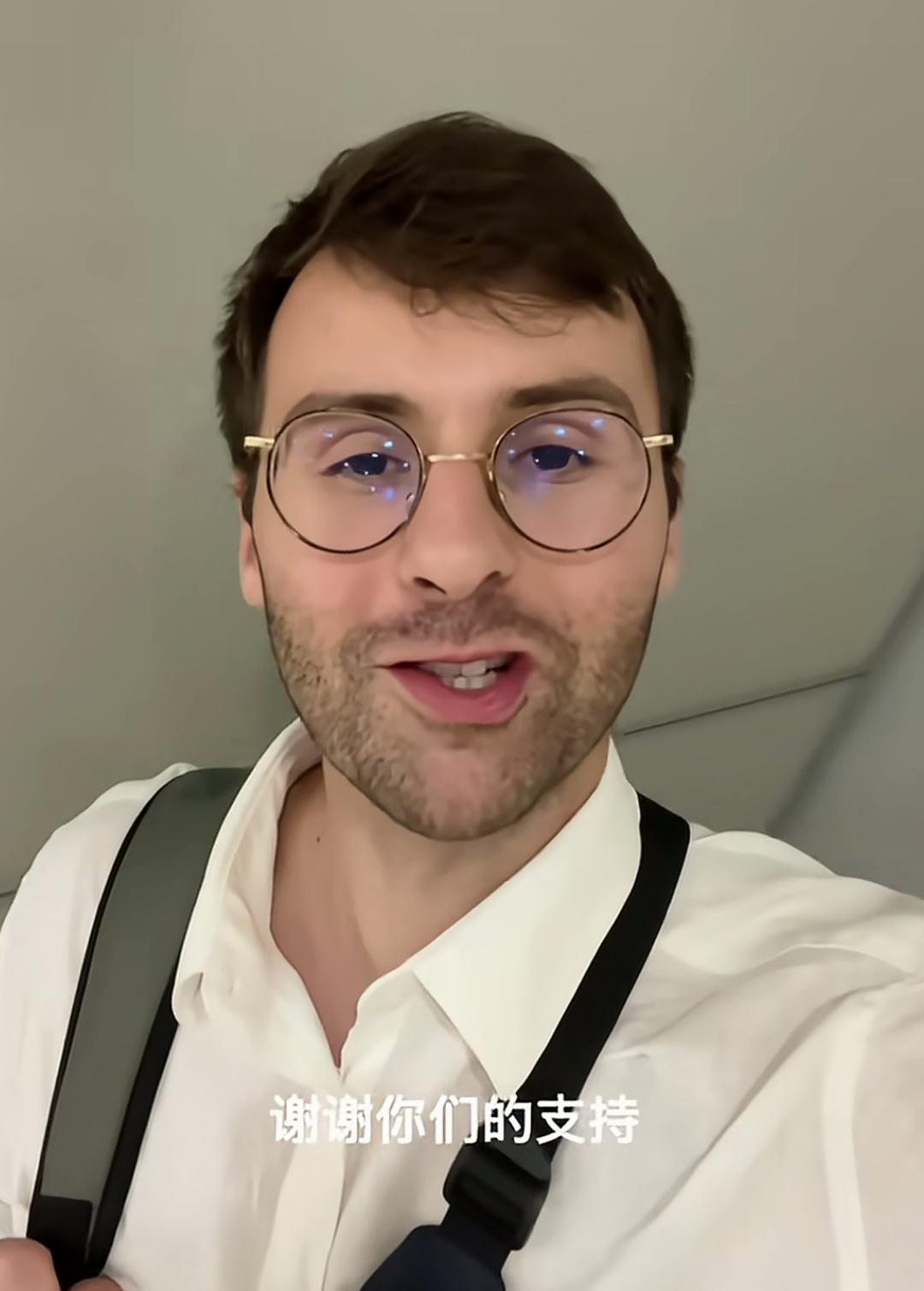 马库斯成都和平小屋变得热闹起来，到里面参观的人熙熙攘攘，外面还有人巡逻。我觉