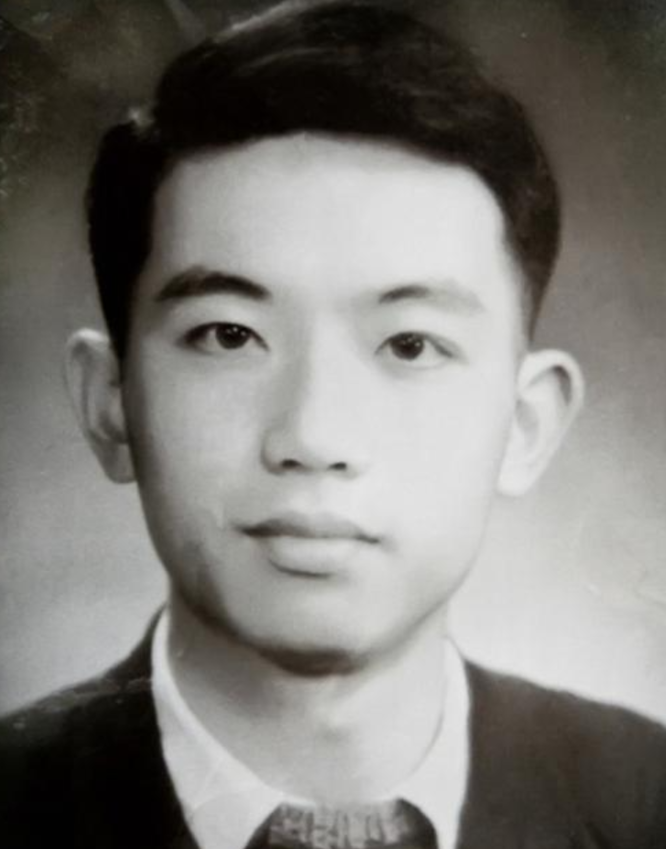 1956年，在外交部一间办公室内，高层领导尽出，对一位21岁的青年循循善诱，希望