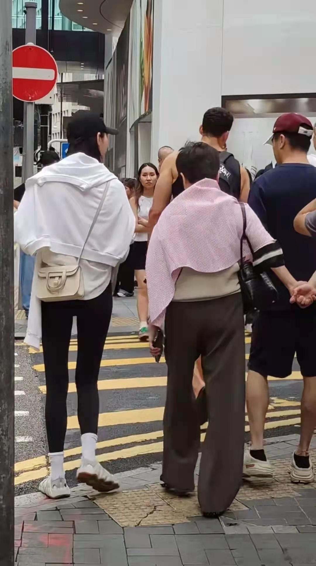 香港中环街头偶遇四太一家，奚梦瑶又高又瘦修长笔直大长腿超抢眼！​​​