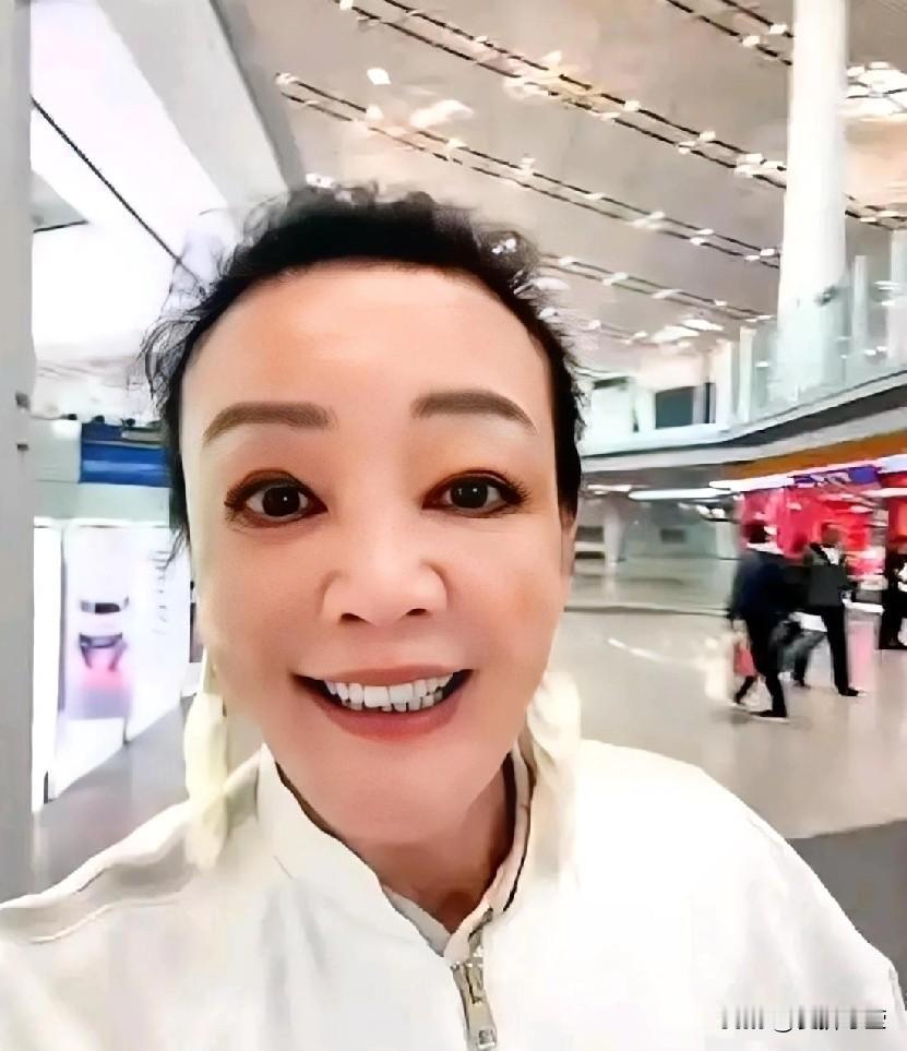 刚下飞机就被孙子整破防！67岁张兰刚落地台北机场，不到十岁的箖箖立马冲上来