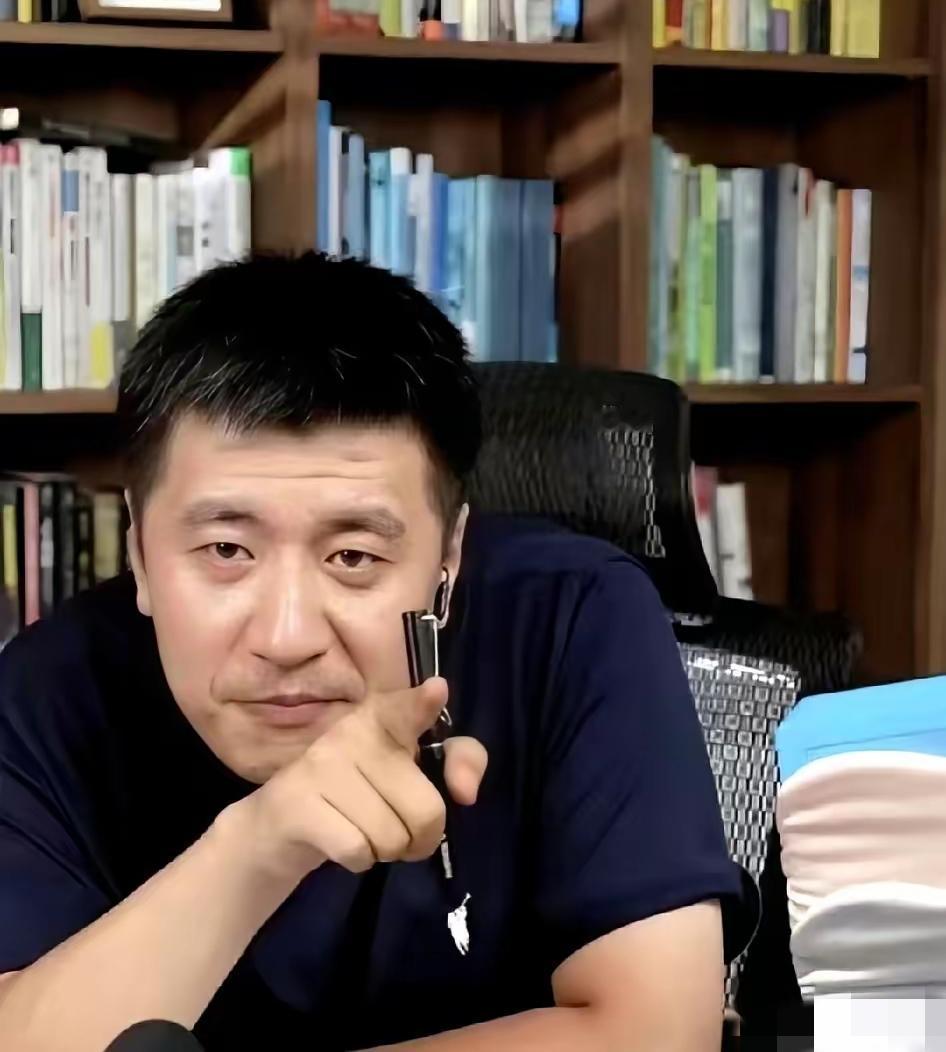 刷到张雪峰那段话，我后背都凉了。他说，当年那些不读书、不听话、专跟老师对着干的