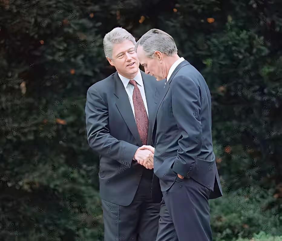 有一说一，克林顿与布什家族关系不错！不管是老布什，还是小布什，克林顿与他们父子