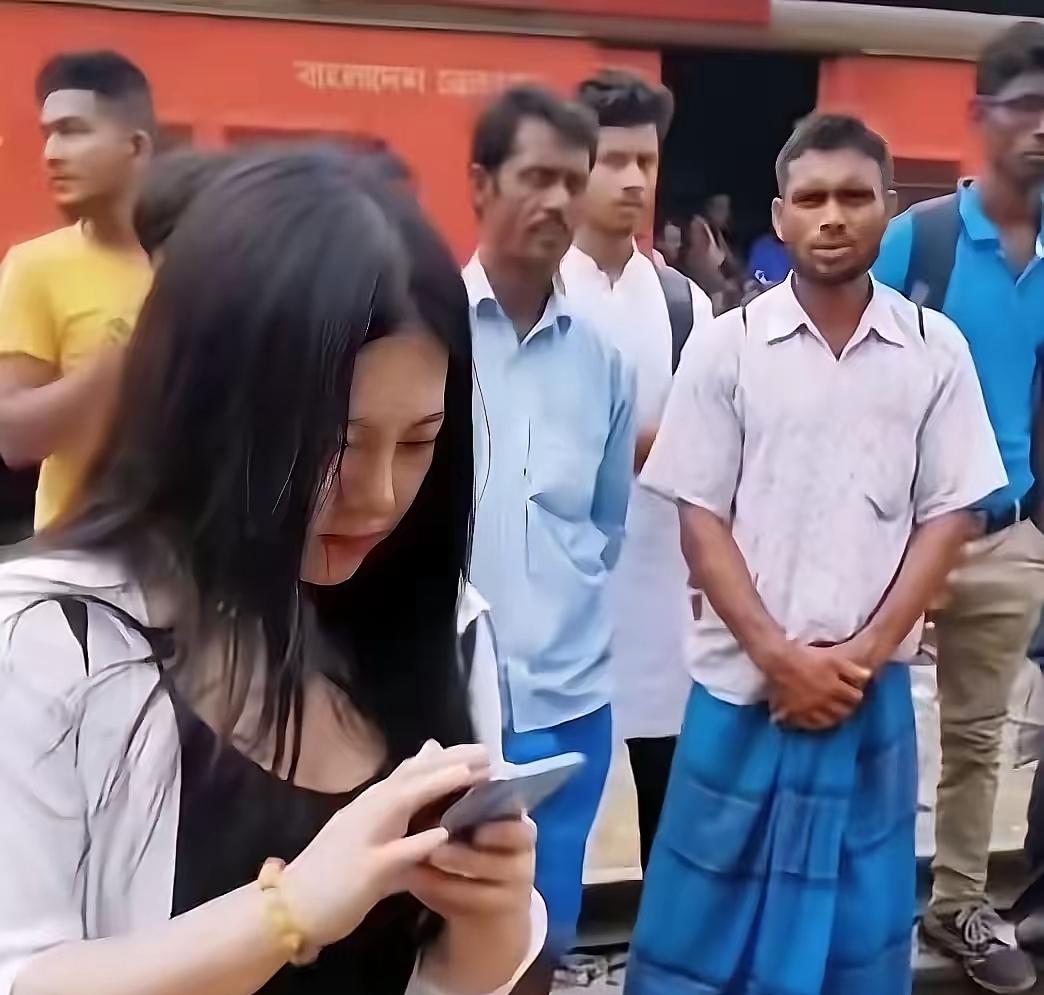 印度人看到美女就走不动道了，加上现在又是夏天，很多时候人们都穿得比较清凉，这就使