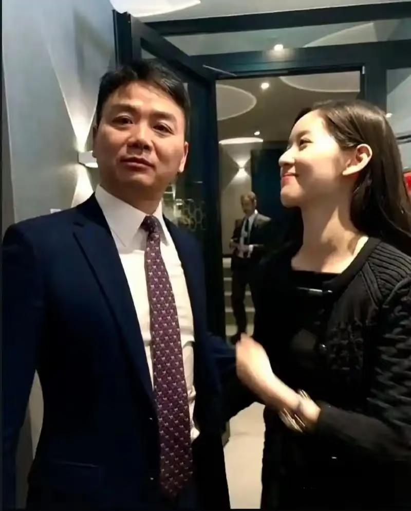 章泽天真是翅膀硬了,以前都是笑眯眯地盯着东哥。现在好了,东哥在后头拉胳膊,