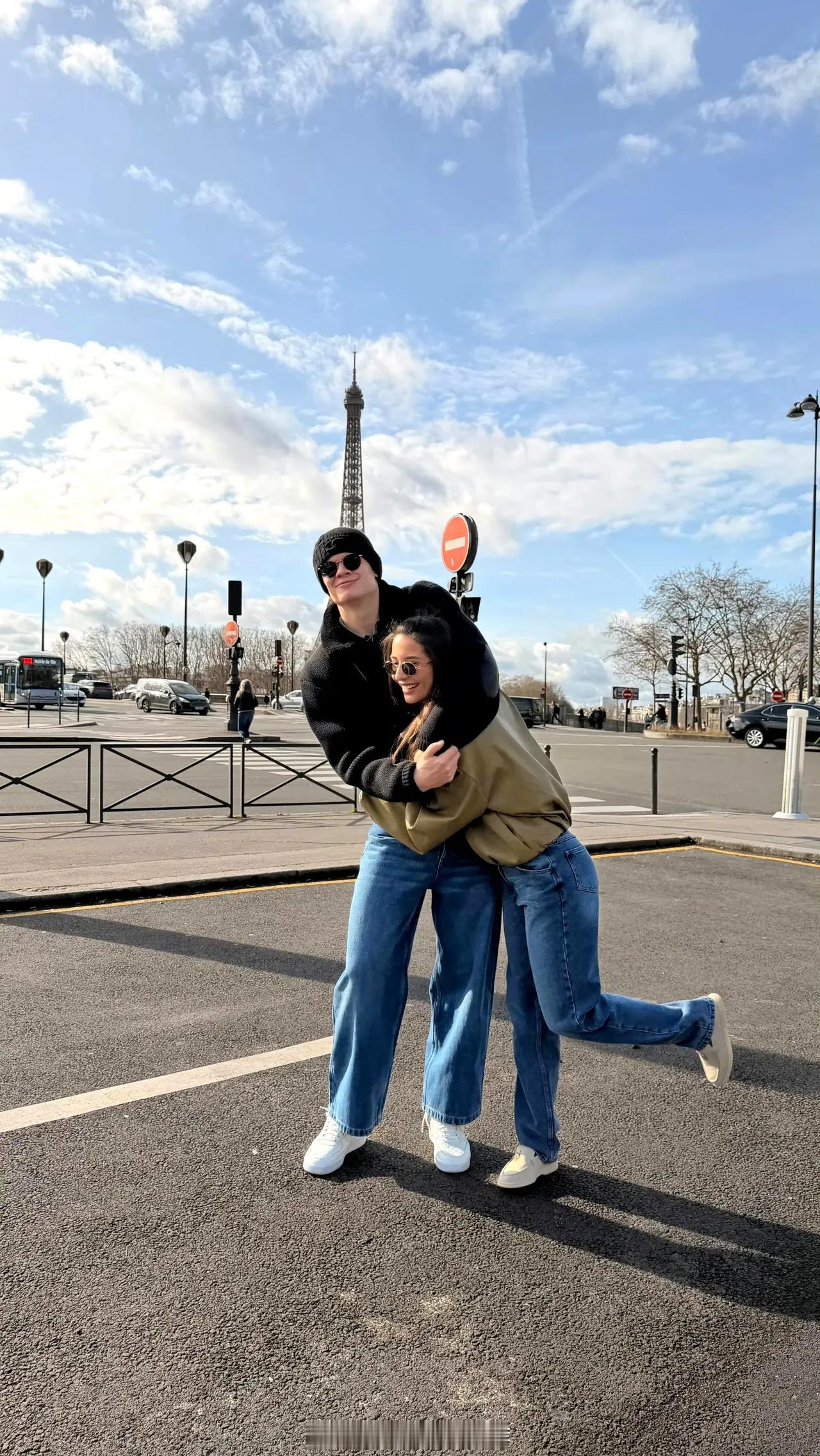 哈兰德近期与妻子在巴黎度假，被拍到两人笑容满面，状态十分放松。也难怪他心情如此惬