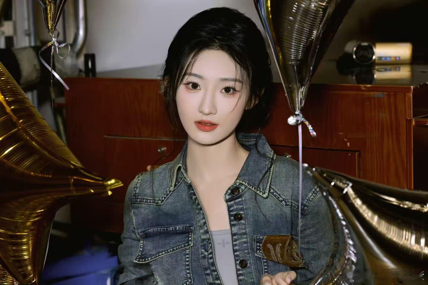 杨雨潼孔雪儿花花相惜扫楼互动萌化了！杨雨潼孔雪儿俩张美萌脸贴一起，《暗河传》小