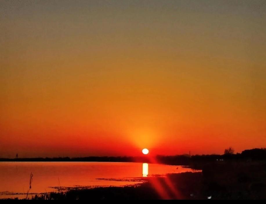 落日江畔，温柔了时光刚忙完手头的事儿，抬头就撞见了这绝美的落日，瞬间觉得所