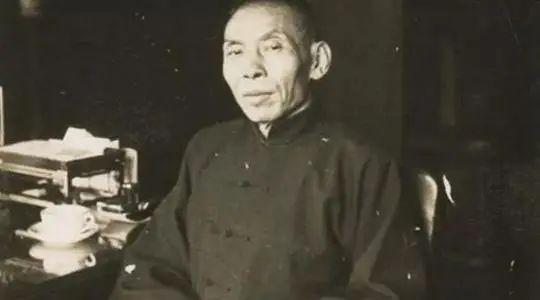 1918年，杜月笙去歌舞厅会友，突然，他一手搂住舞女的腰，另一只手要伸进