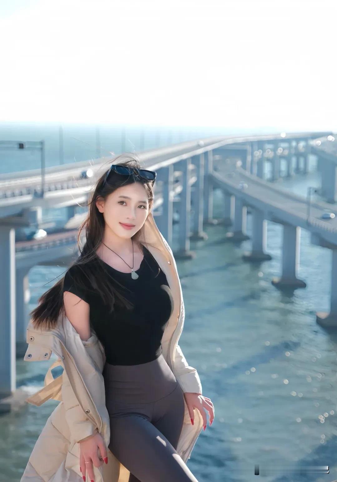 海边的美景，人更美[比心][比心][比心]