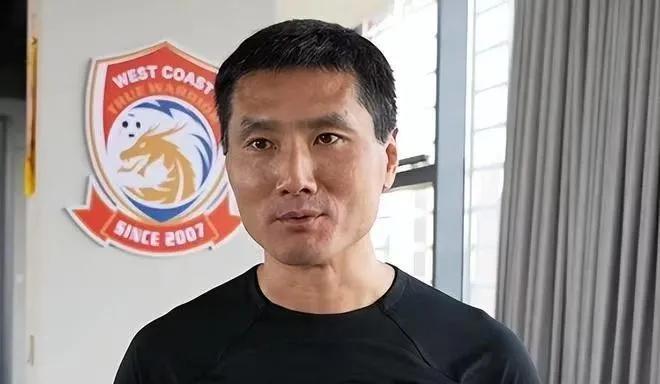 东亚杯后新高洪波呼之欲出！由于国足首场0：3惨败给韩国，网络上骂声一片，而久尔