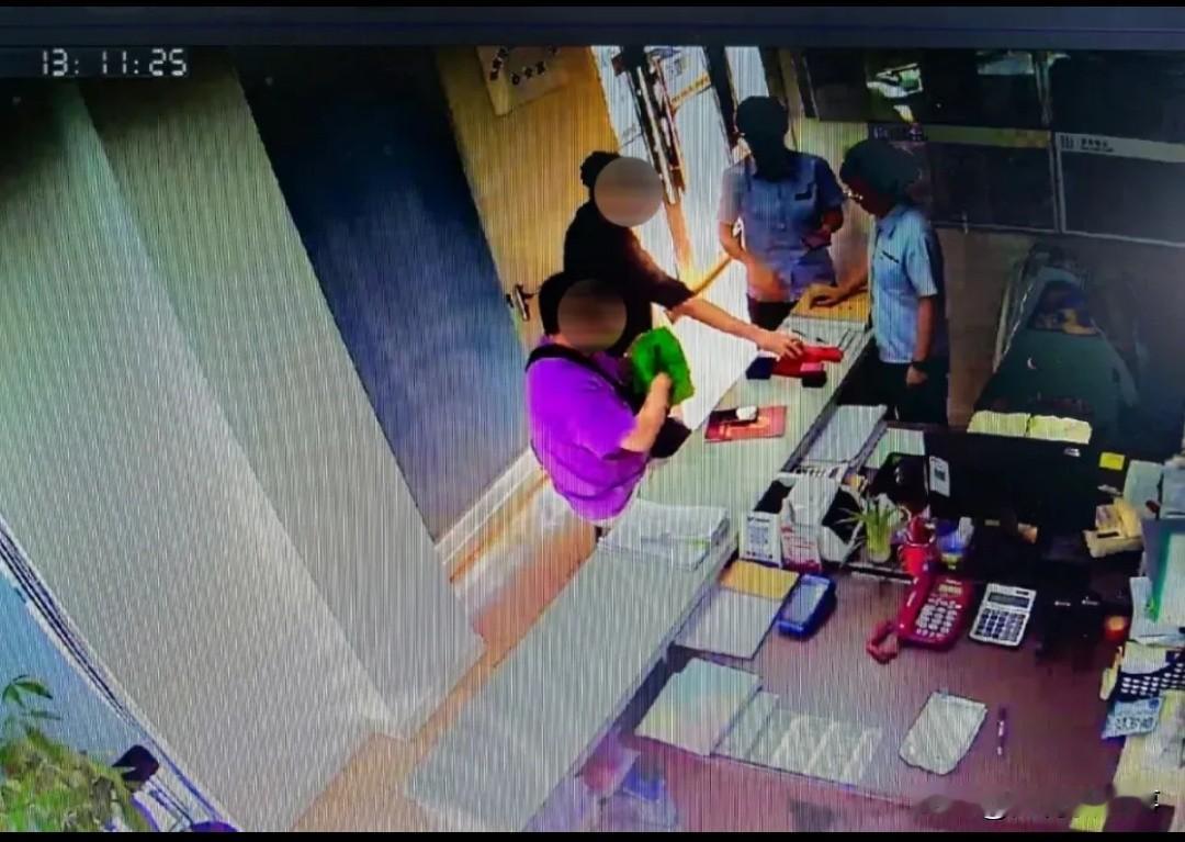 天呐！垃圾堆里翻出金项链！物业大姐徒手扒拉里面还有金镯子，金耳钉，建国纪念币！