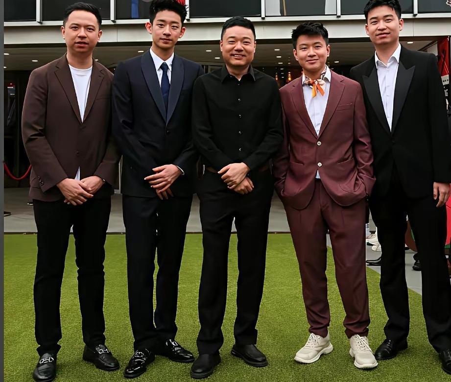 丁俊晖站C位，彰显老大气质，带出一帮好兄弟，难免笑逐颜开。赵公子个子最矮，成就