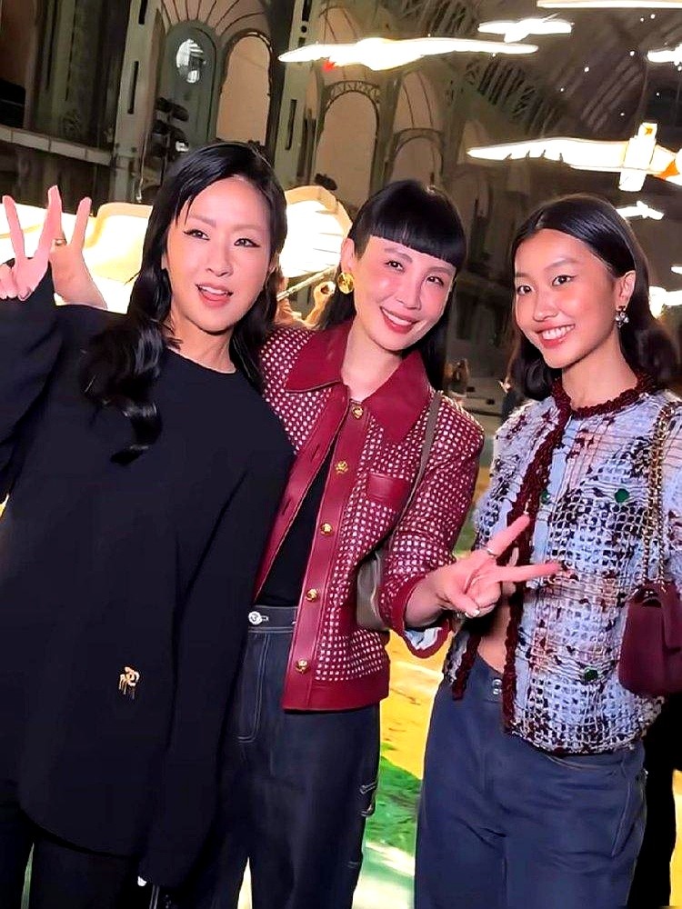 陈奕迅女儿刚满20岁，转头就坐进了顶奢大秀的头排。陈康堤顶着一张酷似老爸的脸，在秀场跟窦靖童并肩说笑