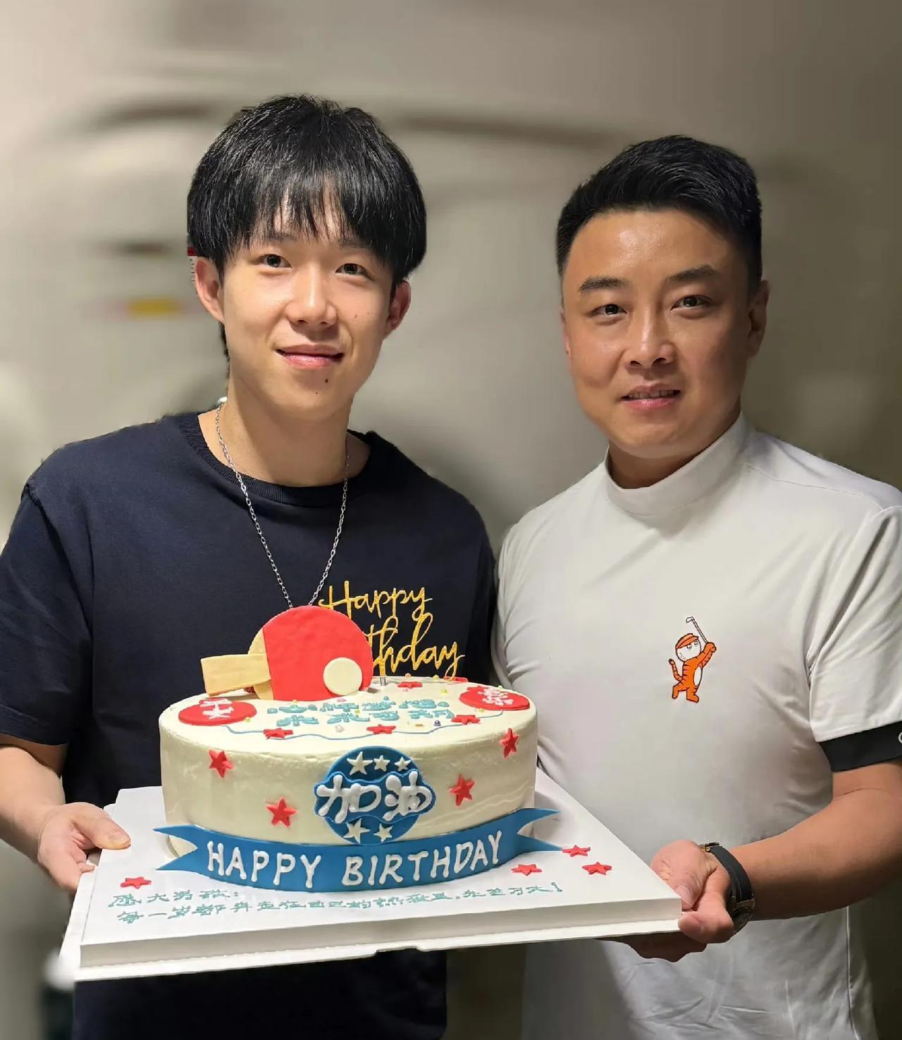 王楚钦生日和王皓的合照。蛋糕上的文案真的让人好感动，愿大男孩每一岁都奔赴在自己