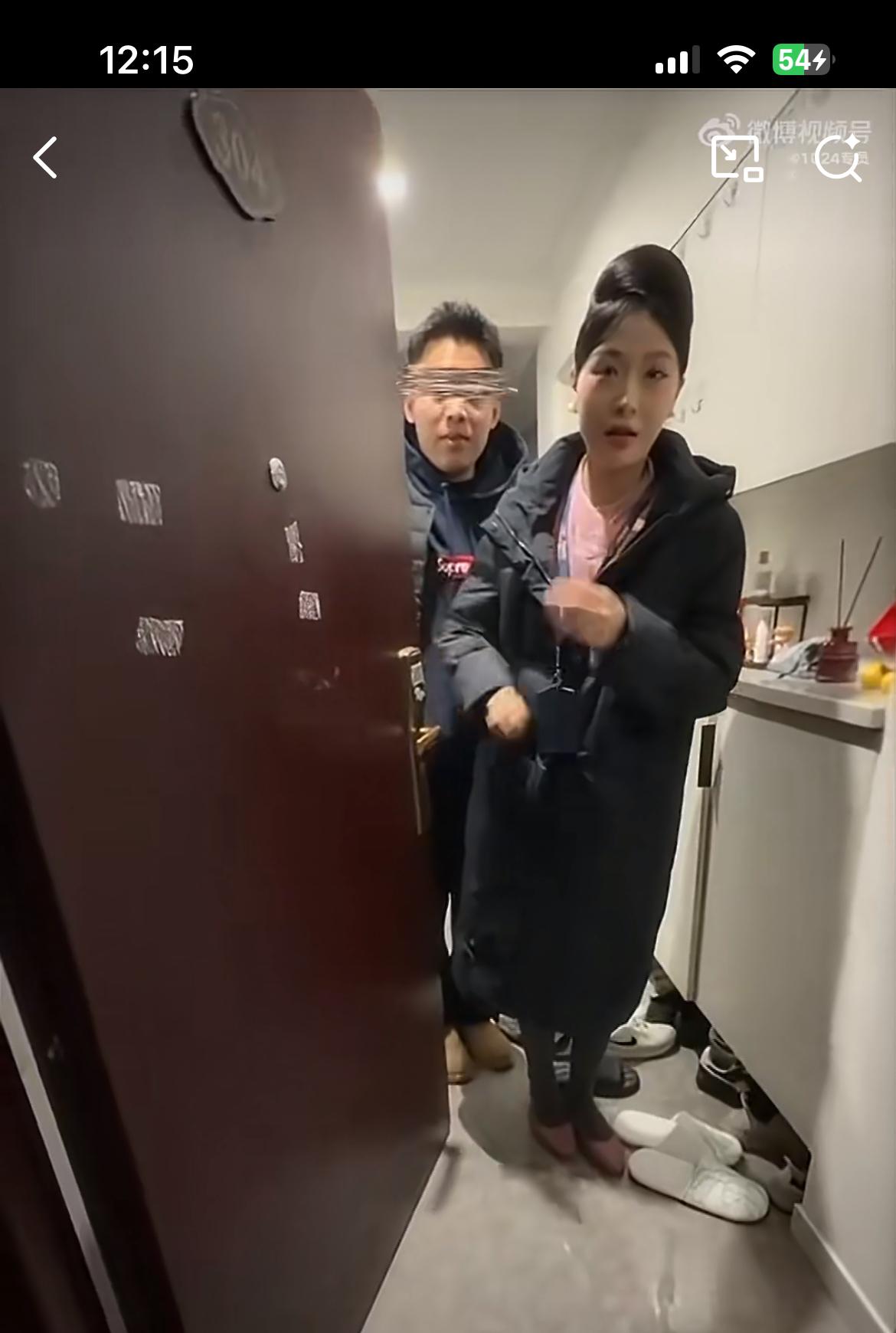 女子和飞行员男友分手，心里不忿上门上门讨说法，开门却蹦出个空姐。她前男朋友着急要